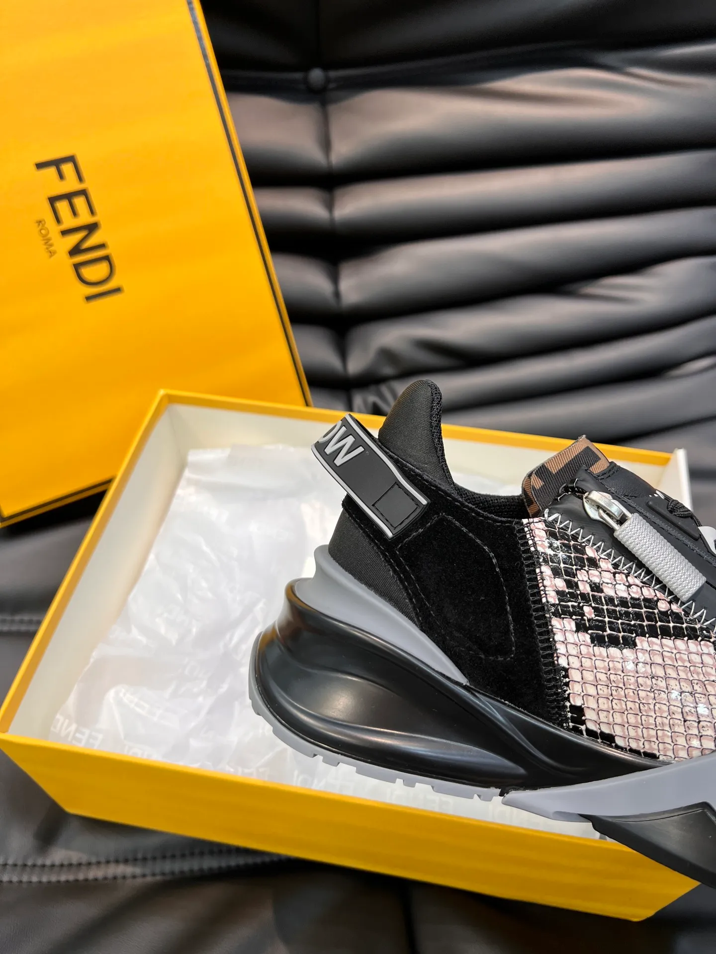 Men's shoes 💰p560 "Fend*" new men's casual sports shoes, equipped with elastic straps, side zippers, and corrugated soles engraved with F. Embossed Fendi Flow lettering on the heel. Made of technical fabric and a mix of blue and suede. Decorated with Lycra® details. FF graphic tongue. Ultra-light and wear-resistant EVA sole. Size: 38-44